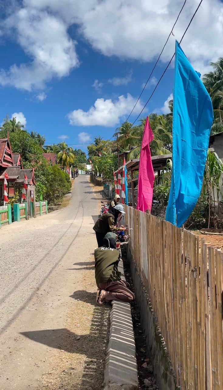Pengecetan Pagar Taman PKK